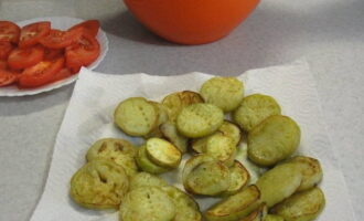 Wash and dry the eggplants, fry in vegetable oil until golden brown. After frying, place on a paper towel to remove excess fat.