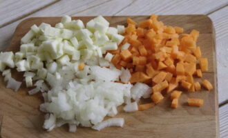 How to prepare a delicious quinoa dish for a side dish? Wash and peel the vegetables. Cut the onion, carrot and zucchini into small cubes.