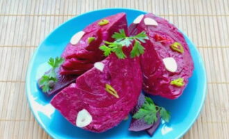 Then we take out a container with delicious cabbage, remove it from the marinade and proceed to serving.