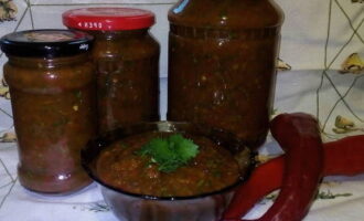 Pour the sauce into sterilized jars and seal tightly. Place in the refrigerator.