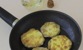 Plaats de voorbereide courgette voorzichtig op een hete koekenpan bedekt met plantaardige olie.