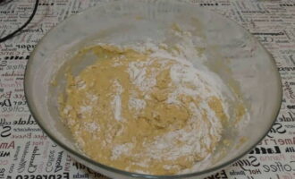 After stirring, add the remaining flour little by little. Leave 20 grams for sprinkling.