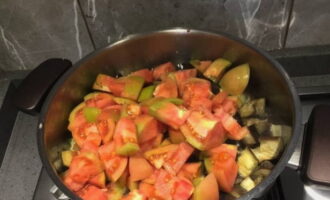 Ajouter les tomates aux aubergines. Remuer et laisser mijoter encore 10 minutes.