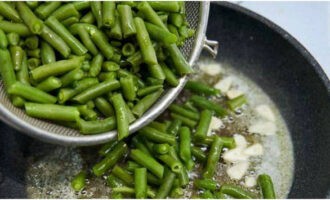 Ajouter les haricots verts et faire revenir 1 minute.