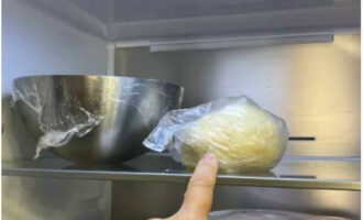 Place the dough in a bag and put it in the refrigerator for 30 minutes.