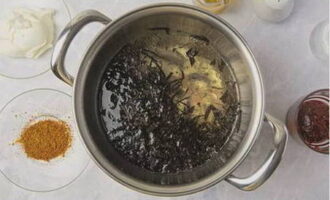 Boil a liter of clean water in a saucepan and add chopped nori and anchovies to it.