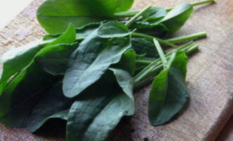 Sementara itu, basuh dengan teliti sorrel, pasli dan dill. Potong sayur-sayuran dan campurkan dengan sorrel.