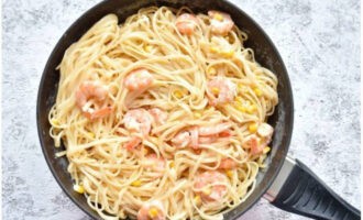 Boil the linguine and add to the sauce with shrimp. Mix carefully.