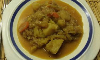 Disporre lo spezzatino di verdure preparato con cavolo e patate in una casseruola su piatti porzionati e servire caldo. Buon appetito!