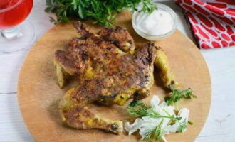 Fertig ist Hähnchen-Tabaka in der Pfanne nach klassischem Rezept. Servieren Sie dieses farbenfrohe Gericht auf dem Tisch und genießen Sie es!