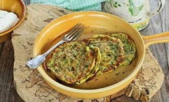 Bake in a preheated oven for 15 minutes, and after a while, carefully take it out, use a spatula to turn it over to the other side and brown for another 10 minutes. Top the zucchini pancakes with your favorite sauce. Bon appetit!