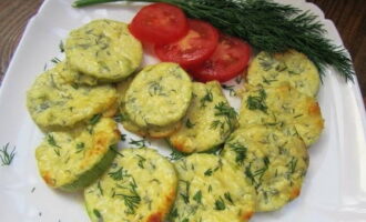 Los calabacines con lonchas de queso al horno están listos. ¡Sírvelos en la mesa, adornados con verduras!