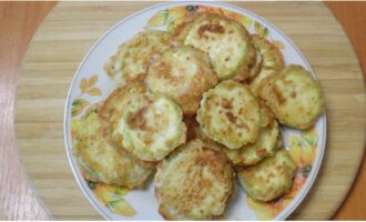 Trasferite le zucchine calde con la crosta croccante in un piatto e servite. Buon appetito! 