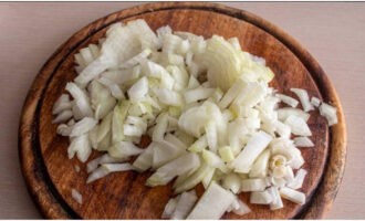 Without wasting time, peel the onion layer by layer and chop it finely.