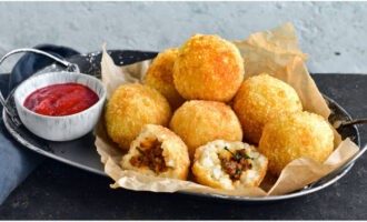 Arancini mengikut resipi klasik sudah siap. Membantu diri anda!