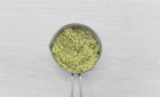 Durante esse tempo, a quinoa vai absorver toda a água e dobrar de volume. Desligue o fogo. Deixe a quinoa cozida coberta por 5-7 minutos, o que a deixará quebradiça.