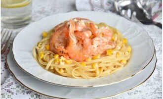 Linguine with shrimp in creamy sauce is ready. Serve to the table!