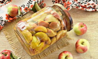 Apples in syrup slices are ready for the winter. Take it away for storage!