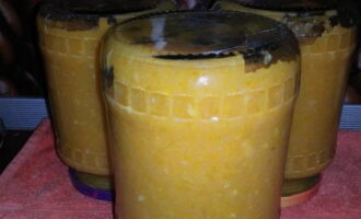 Squash caviar with carrots and onions is ready for the winter. Take it away for storage!