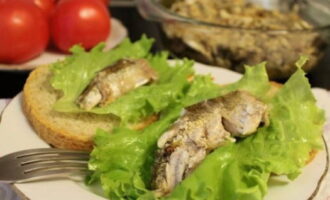 Letakkan sprat siap pada sekeping roti dengan daun salad hijau dan ambil sampel. Selamat menjamu selera!