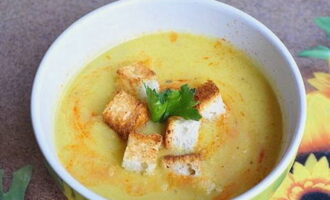 A sopa de purê de abobrinha segundo a receita clássica está pronta.Sirva coberto com croutons.