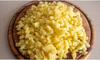 Peel the potatoes, rinse and cut into small cubes.