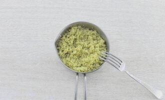 Em seguida, use um garfo para movimentar bem o cereal. A quinoa cozida pode ser guardada na geladeira por vários dias ou congelada, mas só terá um sabor melhor imediatamente após o cozimento, então cozinhe em pequenas porções.