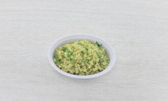 Adicione imediatamente a quinoa quebradiça cozida em uma panela com quaisquer ingredientes e sirva como acompanhamento. Bom apetite!