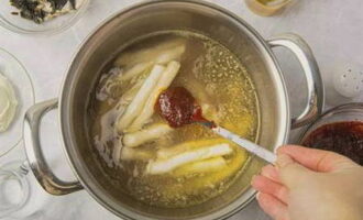 Place the formed teokbokki and sauce into the boiling broth, mix gently and cook over medium heat for 10-15 minutes until the teokbokki becomes soft and the broth thickens.