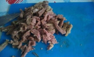 Asingkan daging dari tulang dan potong.