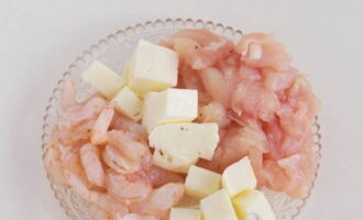 Cut the chicken fillet into strips, and the tofu into cubes. Clean the shrimp from shells and heads.