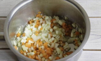 Fry all the chopped vegetables in aromatic garlic oil until soft.