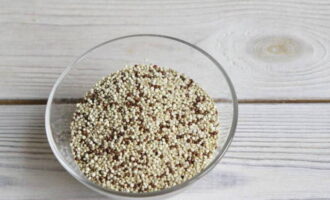 Lave bem a quinoa com água corrente.