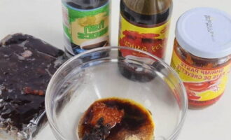 Next, prepare the pad thai sauce. In a bowl, mix brown sugar, tamarind and shrimp pastes, fish and soy sauces, add a couple of tablespoons of water. Mix the ingredients well, taste, there should be a balance of sour, sweet and spicy.  