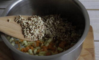 Add the quinoa to the vegetables, stir and lightly fry.