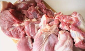 La mastava in uzbeko è molto facile da preparare a casa. Tagliate la carne dalle ossa, lasciando un po' di polpa sulle ossa, e tritate la coda grassa.