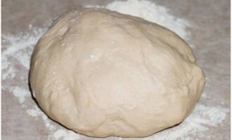 How to cook Udmurt perepechi according to the classic recipe? Knead a tight dough from two types of flour, water and salt. Let's give him a little rest.