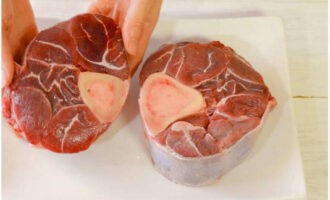 Osso buco is prepared very simply according to the classic recipe. Rinse the beef shin steaks well under water.