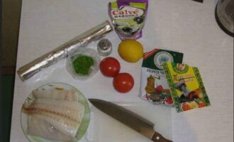 Cum să gătești un preparat delicios cu halibut? Pregătiți un set simplu de ingrediente. Dezghețați halibutul în prealabil în condiții naturale.