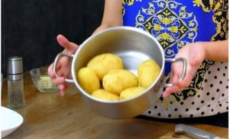 Potatoes with cheese in the oven are prepared quickly and easily. After peeling the potatoes, cook the tubers, after boiling, for 20 minutes in salted water. After boiling the potatoes, let them cool.