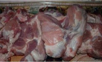 ¿Cómo cocinar un delicioso plato de carne de cerdo picada? Lavamos la carne, le quitamos las películas al cerdo. Después del secado, córtelo en trozos adecuados para el canal de una picadora de carne.