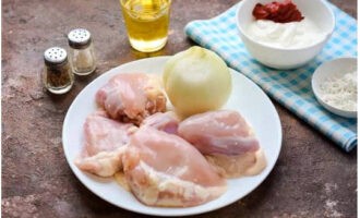 El clásico stroganoff de pollo y ternera es muy fácil de preparar. Enjuague la carne de pollo con agua corriente y séquela con toallas de papel, retire la piel de las cebollas capa por capa.