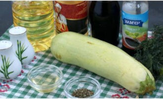 Instant licht gezouten courgette is heel eenvoudig te bereiden. Om het proces te versnellen en voor uw eigen gemak, bereiden wij alles voor wat u nodig heeft.