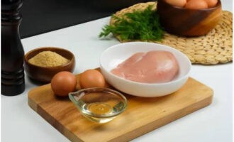 Chicken schnitzel is very easy to prepare. Rinse and dry the meat in any convenient way.