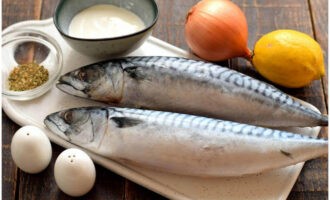 Ang inihurnong mackerel sa oven ay napakadaling ihanda. Ihanda ang mga sangkap. Defrost mackerel kung kinakailangan.