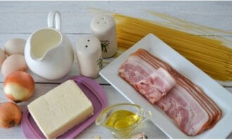 Les pâtes carbonara classiques sont faciles à préparer à la maison. Nous préparons les produits.