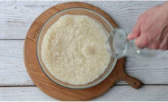 Come cucinare il pilaf a casa? Lavare più volte la quantità di riso specificata in acqua fredda. Lo facciamo finché non diventa completamente trasparente.