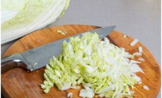 A clássica salada de caranguejo com milho é rápida e fácil de preparar. Pique finamente o repolho chinês com uma faca.