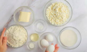 Classic royal cheesecake with cottage cheese in the oven is very easy to prepare. Before starting the process, measure out the required amount of all components using a kitchen scale.