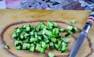 L'insalata di mais in scatola è molto facile da preparare. Tagliamo i mozziconi dei cetrioli freschi e li tagliamo a cubetti.